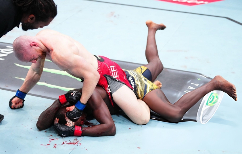 UFC Fight Night 271: Adesanya ăn no đòn, thời của 'The Last Stylebender' đã qua 813687